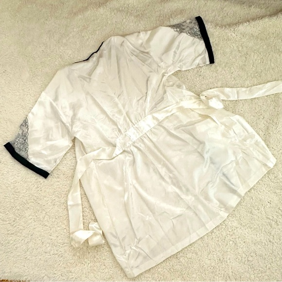 Satin gown - Picture 2 of 3